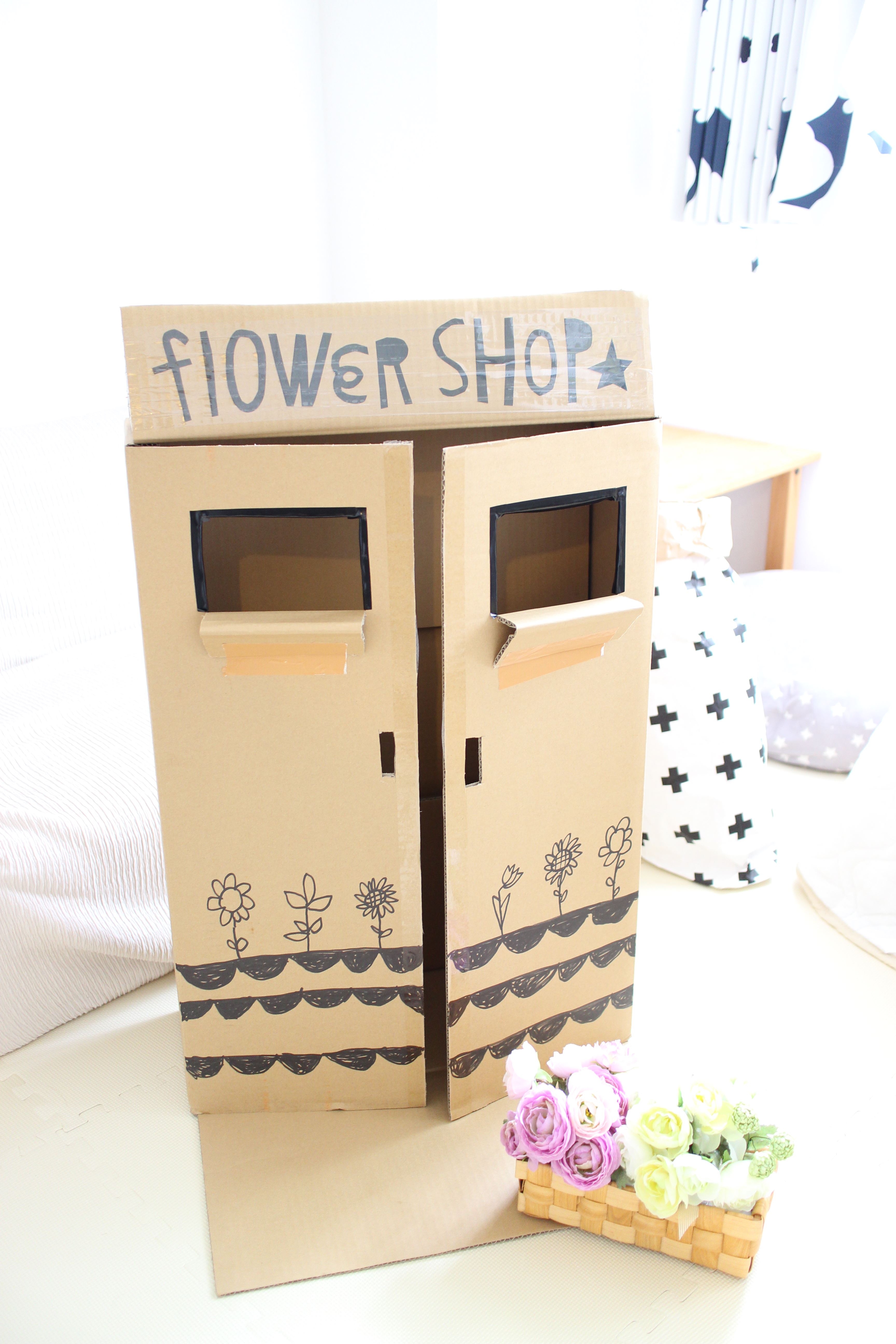 ダンボールで簡単なお店屋さんを作ってみた。