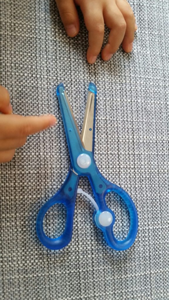 2才4ヶ月:幼児用ハサミで工作の練習を始めました!
