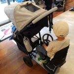 【気になるアレ】ベビーカーの後ろに取り付けるボードに乗ってみた!