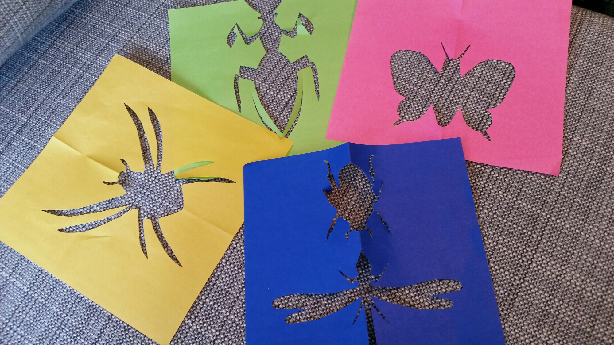 折り紙の切り絵でカラフル昆虫づくり 元ママにゃーごの育児生活